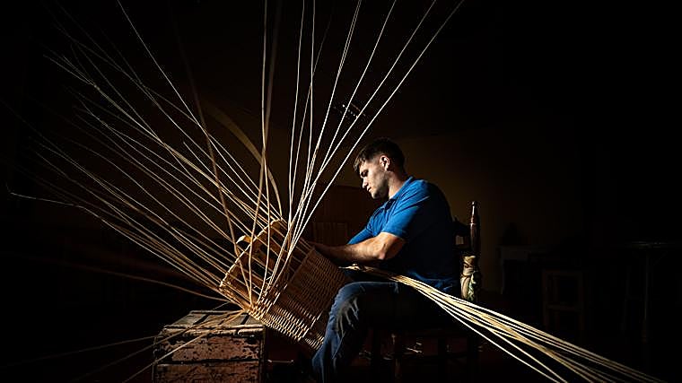 Juanma jr., hijo de Juan Manuel Marcilla, trabajando el mimbre