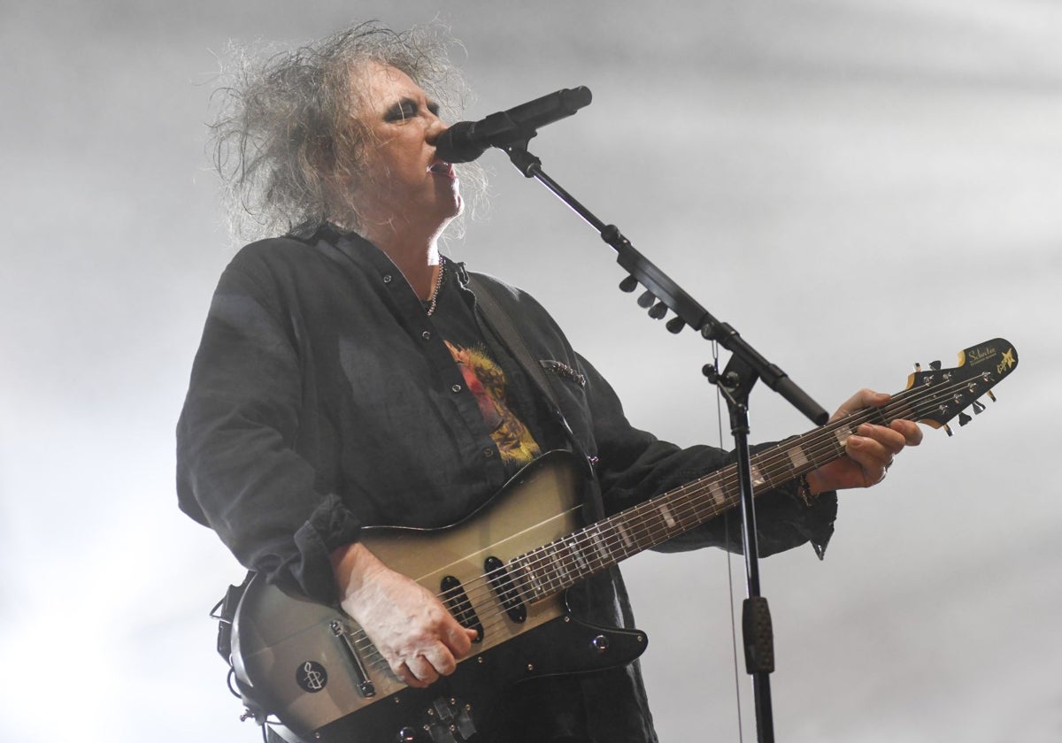 Robert Smith, líder de The Cure, durante una actuación