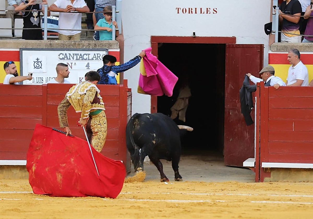 Fernando Adrián observa el regreso a toriles de Cantaclaro, el sexto toro