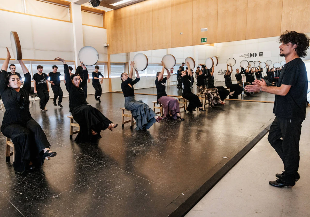 Jesús Carmona, (a la derecha), durante los ensayos del Ballet Español de la Comunidad de Madrid