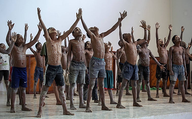 Imagen principal - Tres momentos de los ensayos de 'El sueño de Nirina'