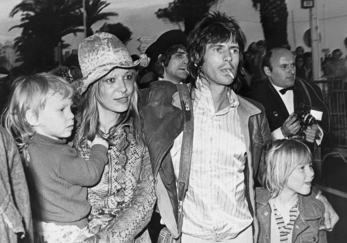 Anita Pallenberg y Keith Richards con sus hijos