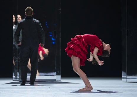 Imagen secundaria 1 - Arriba, 'White Darkness', de Nacho Duato. Izquierda, 'Carmen' de Johan Inger, Derecha 'La Sylphide' de Joaquín De Luz