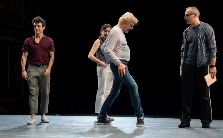 Imagen principal - Arriba, Joaquín de Luz junto a Peter Martins. Izquierda, la CND en 'Apollo', de George Balanchine, Derecha Joaquín de Luz y Lauren Lovette en 'Sinatra Suite', de Twyla Thar