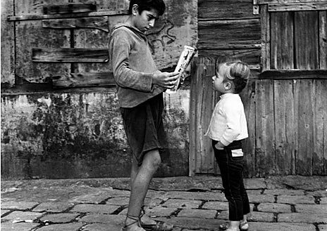 Imagen secundaria 1 - De arriba abajo, foto de la serie de La Chanca, de Pérez siquier; imagendel Archivo de la Familia Jacques Léonard (c. 1960) y retrato de Toni Catany de 1990 en Egipto