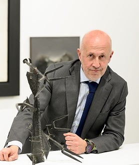 Imagen secundaria 2 - De arriba abajo, Maribel Nazco en ARCO'24; Roberto González Fernández en Arriaza; y el galerista José de la Mano