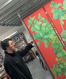 Imagen secundaria 2 - De arriba abajo, Manuel Bouzo en Paisaje Doméstico; Julieta de Haro en su época en El Tercero de Velázquez, y Paco Lagares, artista también de 'Arte de emergencia'