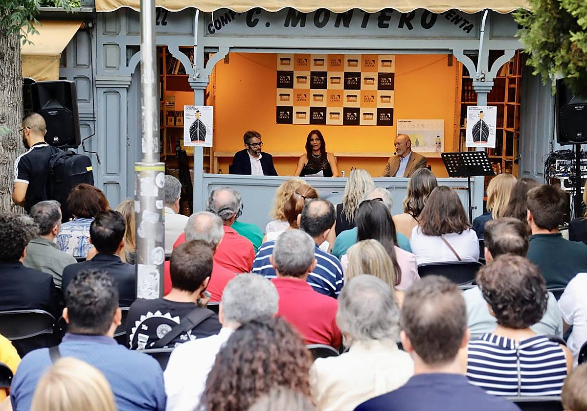Jesús García Calero y Arturo Pérez-Reverte, moderados por María José Solano, en la cuesta de Moyano.