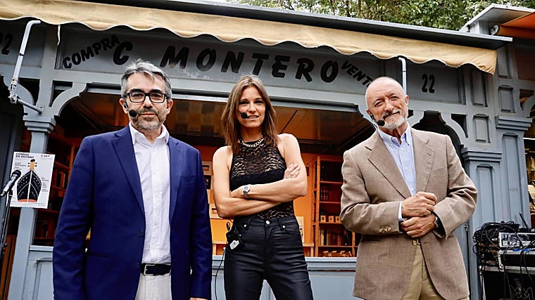 Jesús García Calero, María José Solano y Arturo Pérez-Reverte en la cuesta de Moyano.