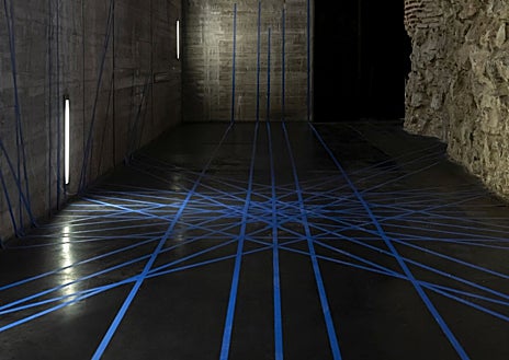 Imagen secundaria 1 - De arriba abajo, 'Walk The Authors' (2018), de La Ribot; '0.3M3' (2024), instalación de Radouan Mriziga; y '