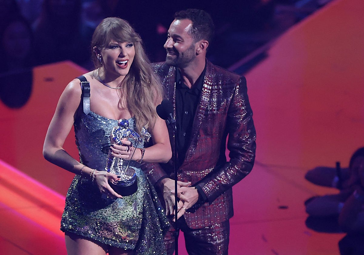 Taylor Swift con Post Malone, al recibir el premio al vídeo del año por 'Fortnight'