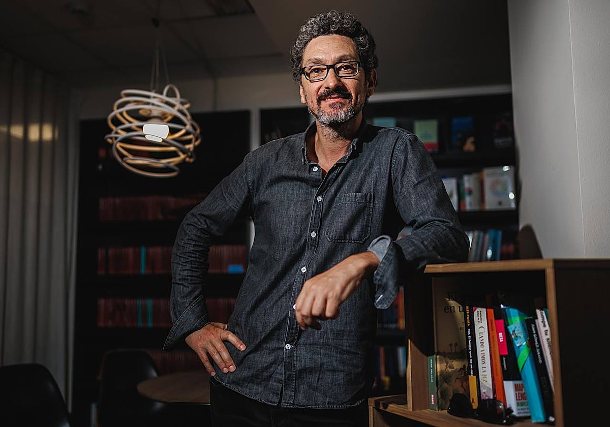 David Foenkinos posando en la editorial Penguin Random House