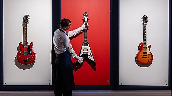Subastan por 256.000 euros las guitarras con las que Oasis grabó su primer disco