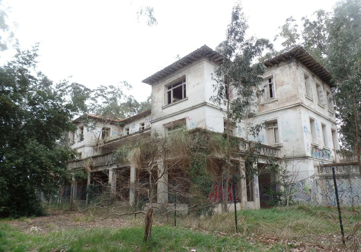 Aspecto del antiguo sanatorio de tuberculosos, situado en la isla de Pedrosa (Cantabria)