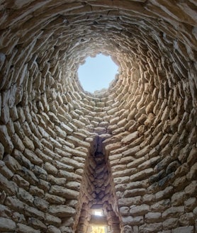 Imagen secundaria 2 - El yacimiento de Mont'e Prama, otro de los gigantes y una escultura de bronce hallados en el lugar y el interior de la nuraga de Piscu en Suelli, en Cerdeña 