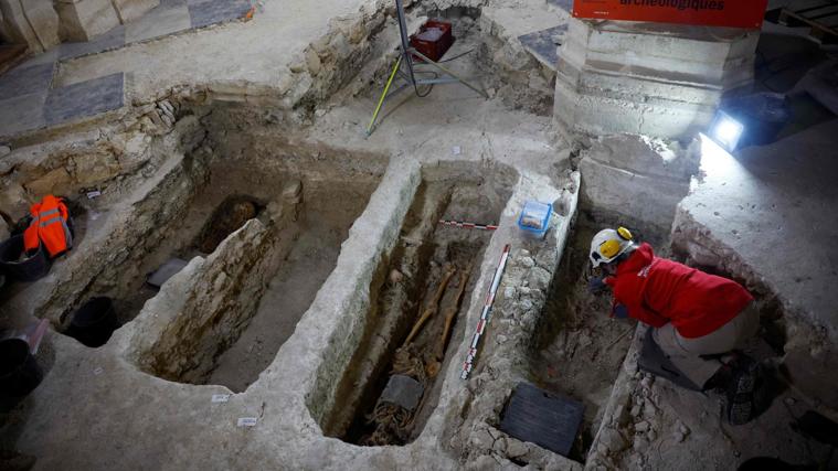 Un arqueólogo del Instituto INRAP trabaja sobre un esqueleto en una tumba en el enterramiento descubierto en la nave de la catedral de Notre-Dame
