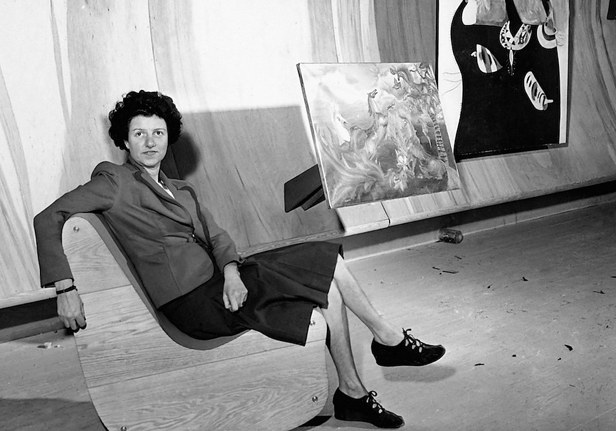 Peggy Guggenheim posa en su galería neoyorquina Art of This Century. Foto de 1942 de Berenice Abbott