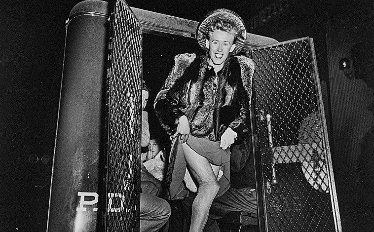 Imagen principal - De arriba abajo, fotografía de Weegee; Paul Durand-Ruel (1910), retratado por Renoir; y 'Costumbres españolas' (1943), de Dorothea Tanning