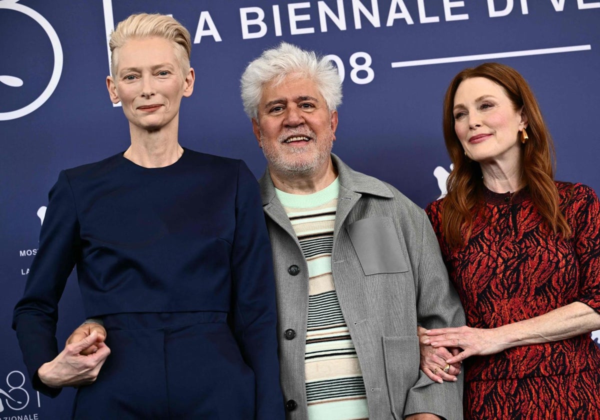 De izquierda a derecha, Tilda Tilda Swinton, Pedro Almodóvar y Julianne Moore en Venecia