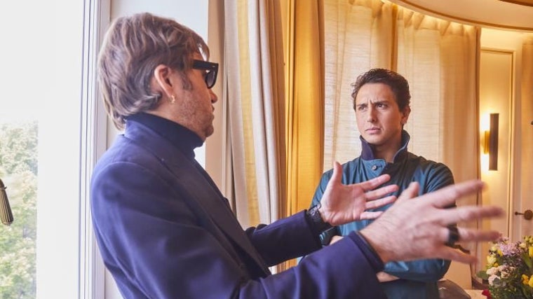 Albert Serra y Andrés Roca Rey, en el hotel Ritz antes de grabar al torero peruano vistiéndose de luces