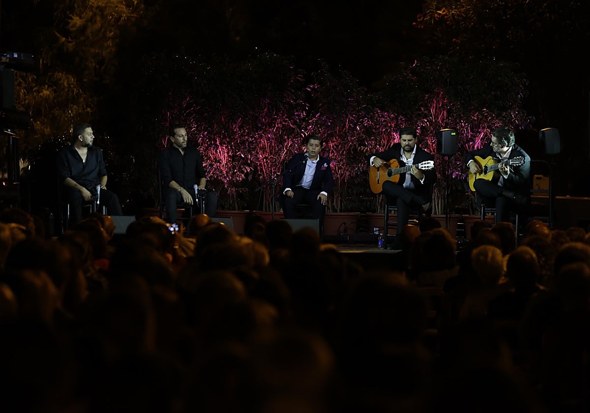 Los artistas en el Muelle Camaronero