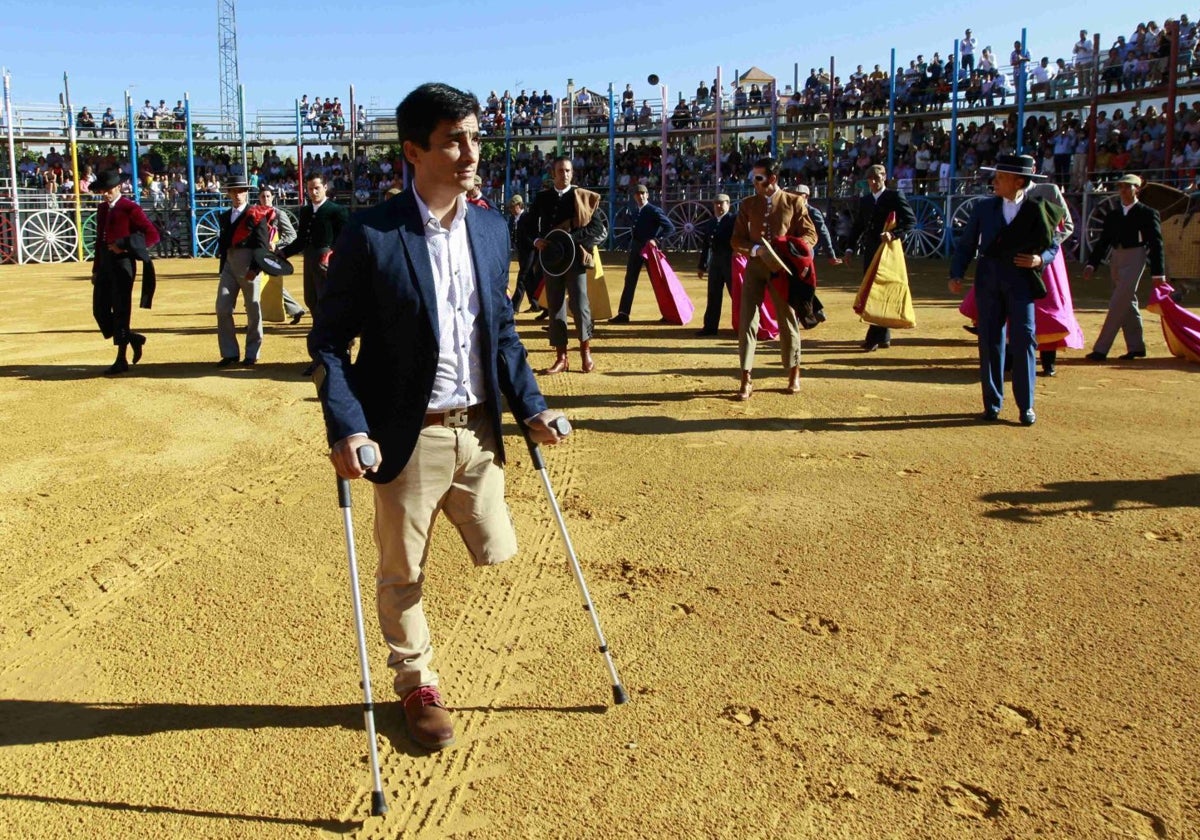 José Manuel Soto, con muletas, en el festival benéfico que unos meses después de la amputación le organizaron en La Algaba