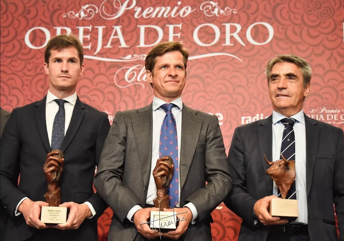 Luque, El Juli y Victorino con sus premios