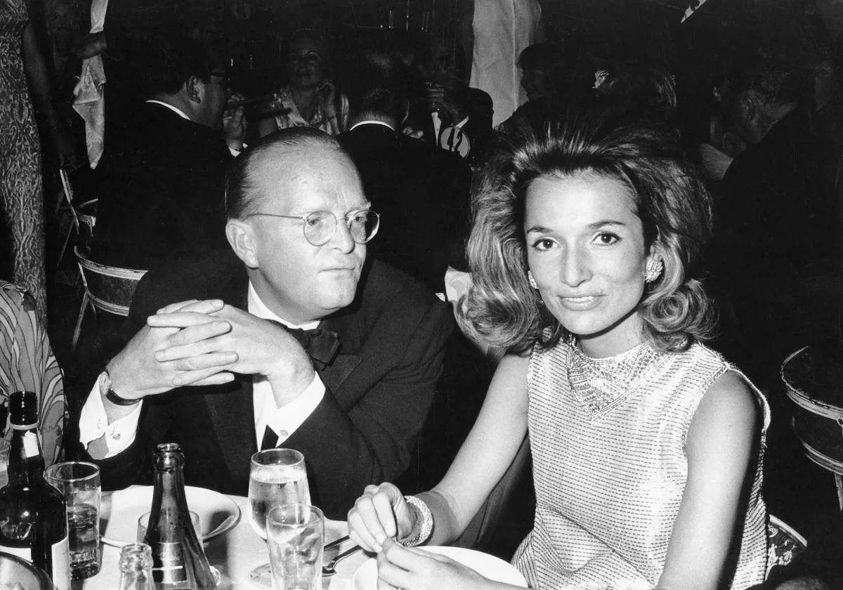 Truman Capote y uno de sus «cisnes», Lee Radziwill, en 1966