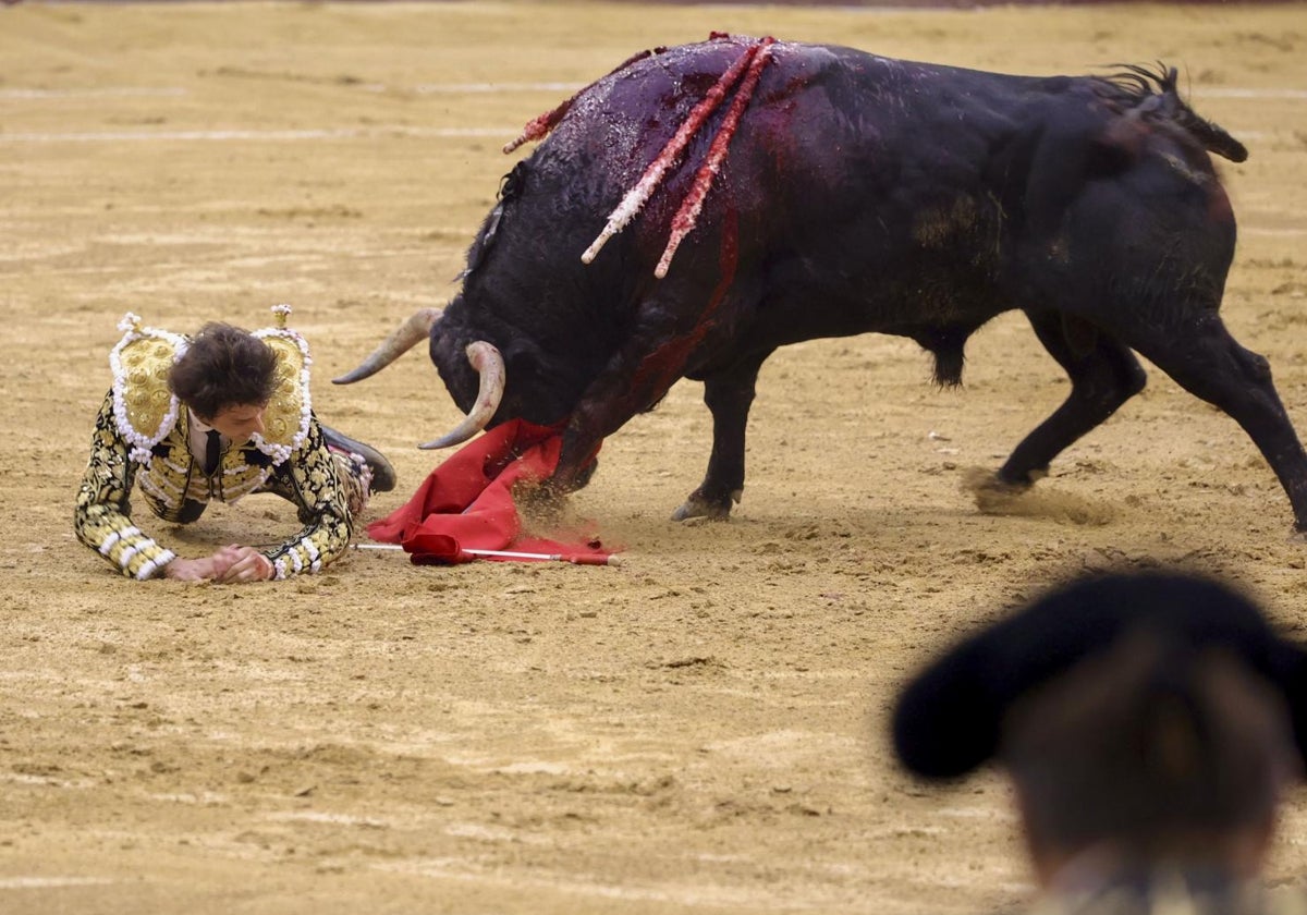 Roca Rey, en la arena tras ser cogido por el toro de Fuente Ymbro