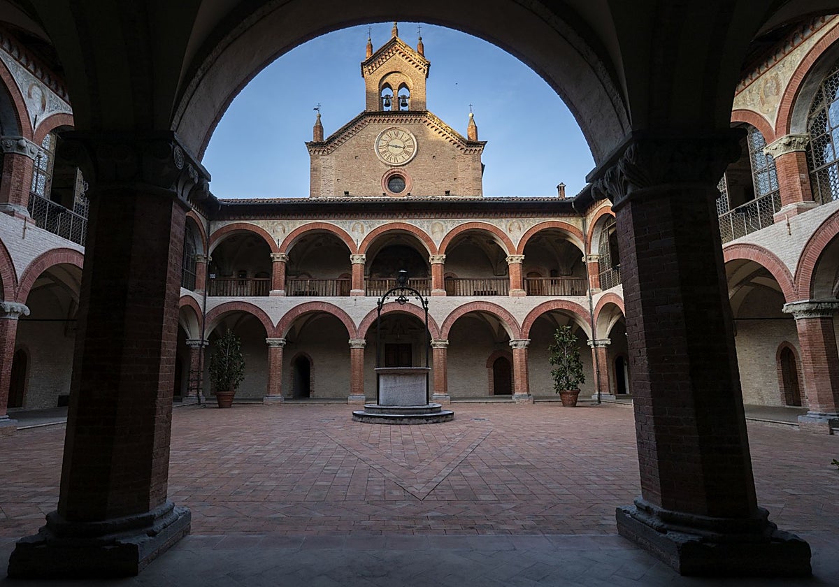 El claustro del Real Colegio de San Clemente de los Españoles en Bolonia