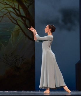 Imagen secundaria 2 - Arriba: Itziar Mendizábal junto a Thiago Soares en 'Winter's Tale'. Izquierda: Itziar Mendizábal ensayando. Derecha: Itziar Mendizábal durante su interpretación como Pauiina en 'Winter's Tale'