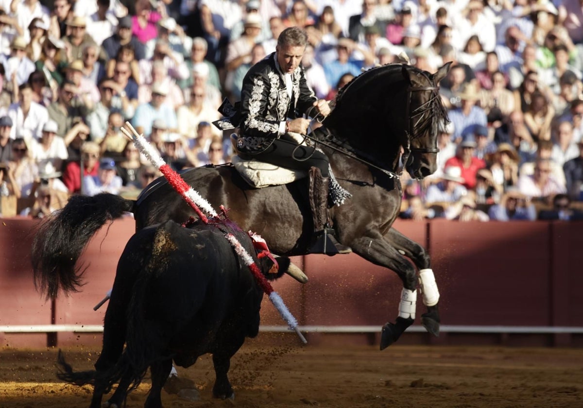 Pablo Hermoso de Mendoza durante uno de los lances de la lidia en la Real Maestranza de Sevilla