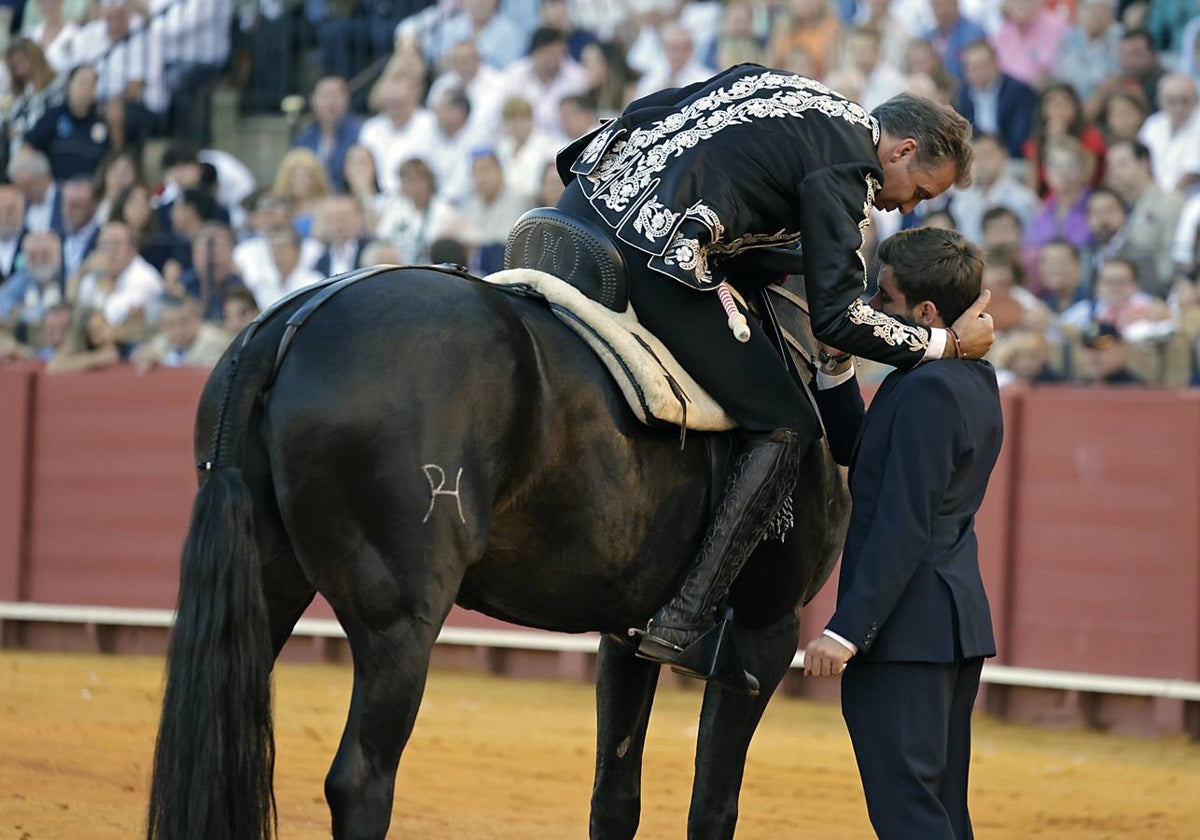 Pablo Hermoso de Mendoza con su hijo Guillermo en su despedida de los ruedos