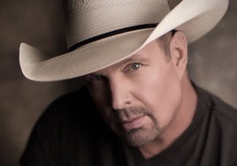 Garth Brooks, el músico de mayor éxito de la historia después de los Beatles, acusado de violación