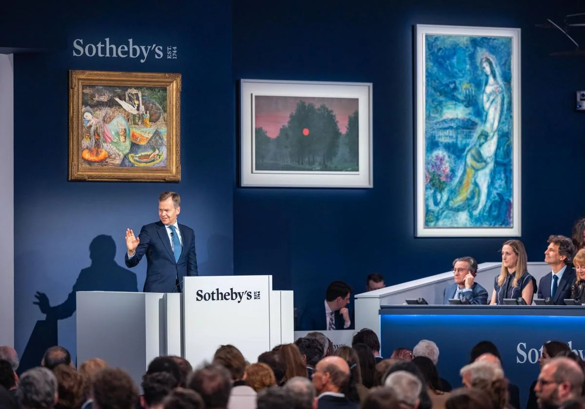 Subasta celebrada este año en la sala Sotheby's, donde se vendió una obra de Leonora Carrington (a la izquierda) por 28,5 millones de dólares