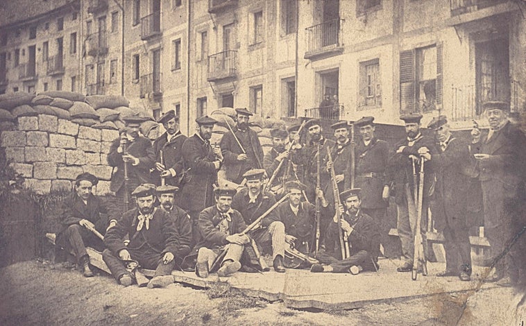 Imagen principal - Auxiliares en la batería de la Sendeja, batería del Choritoque e interior del fuerte del Morro