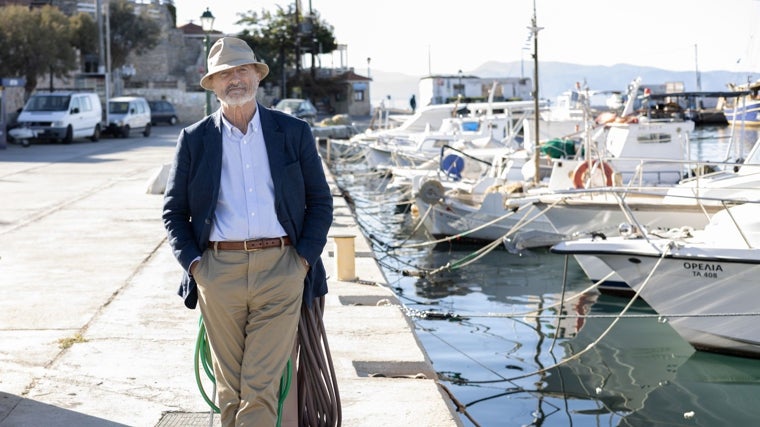 El escritor, en el pequeño puerto de Agistri