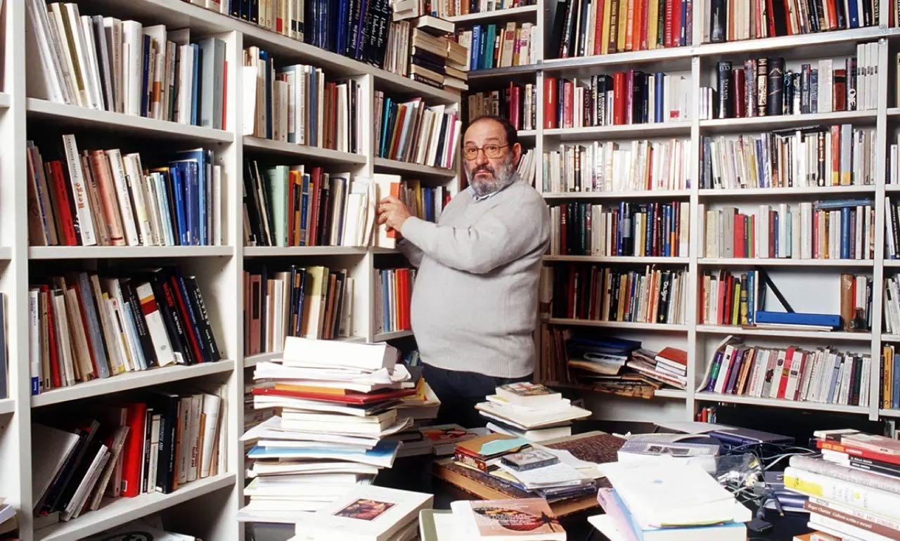 Umberto Eco en su biblioteca