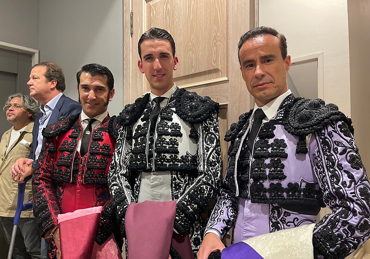 La cuadrilla de Ponce aguarda a que baje el maestro antes del último paseíllo