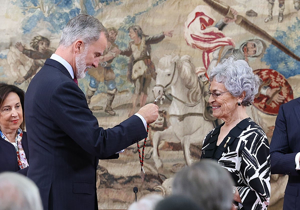 El monarca entre el premio a Carla Rahn