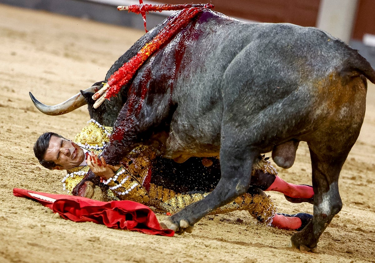 Emillio de Justo, a merced del cuarto toro de Victorino Martín