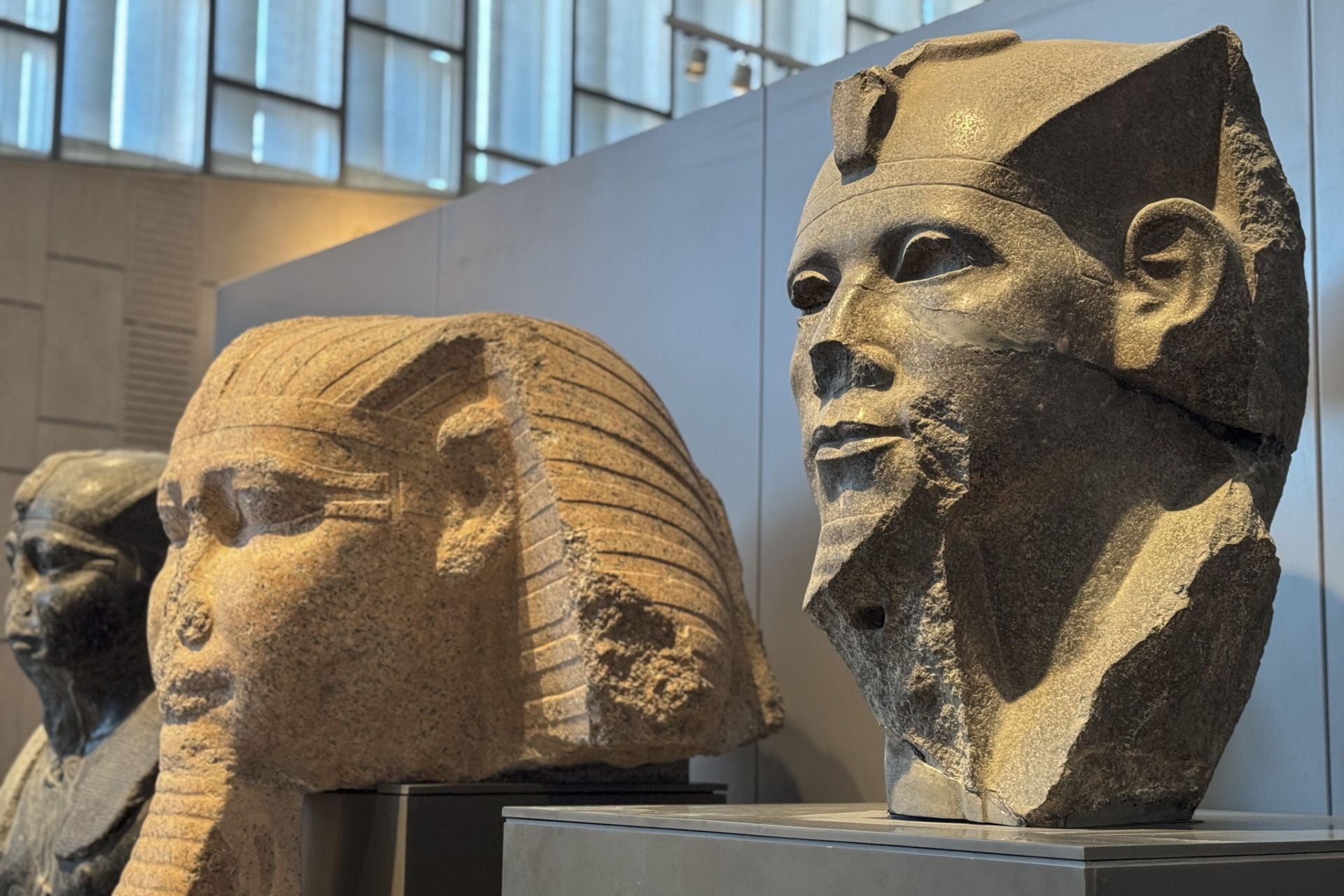 Estatuas faraónicas expuestas en el Gran Museo Egipcio de Giza