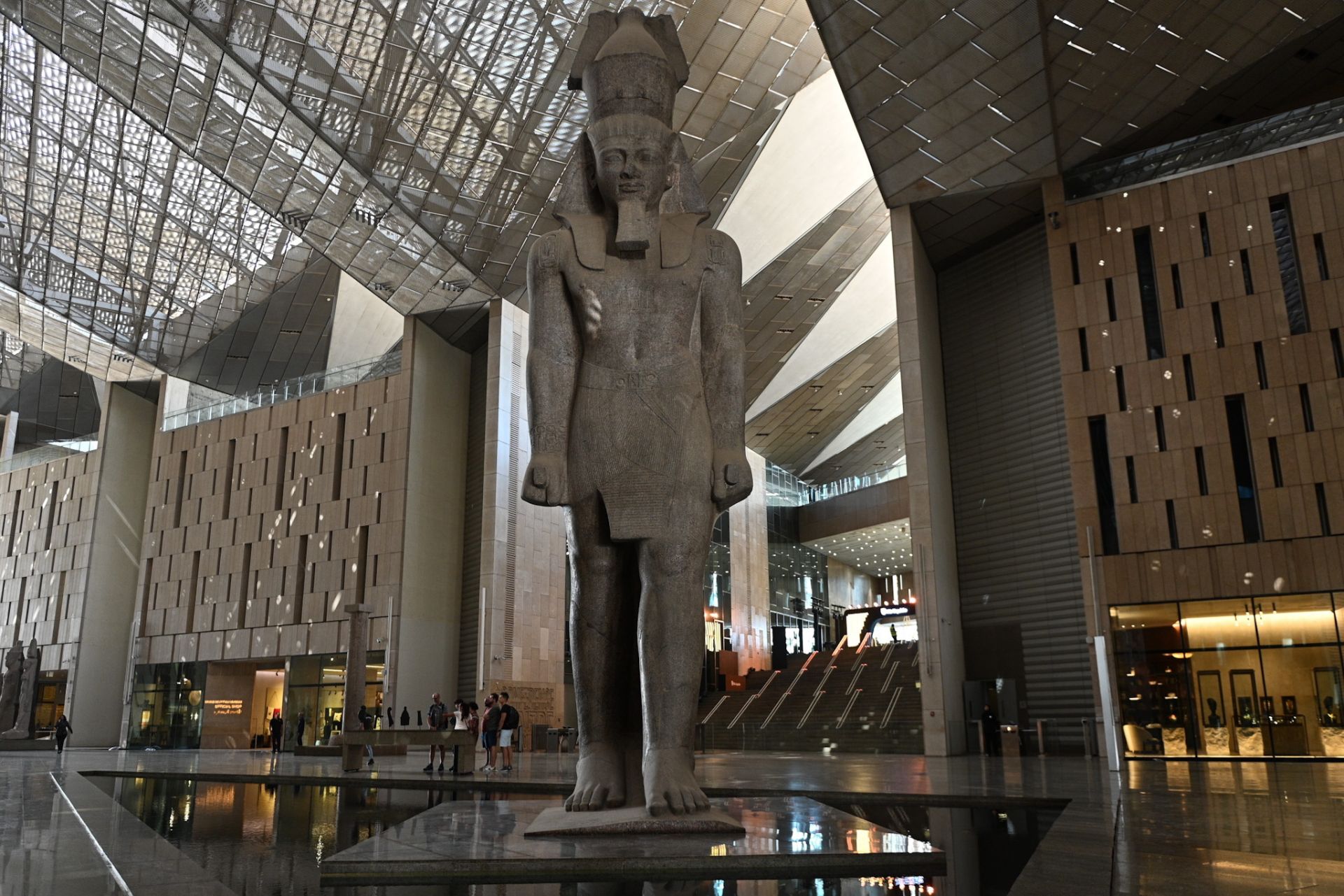 Situado junto a las pirámides de Giza, el Gran Museo Egipcio (GEM) lleva más de una década en construcción. Estaba prevista su apertura en 2012, pero su inauguración se ha pospuesto repetidamente por los sobrecostos, la pandemia del Covid y la situación política de Oriente Próximo. 