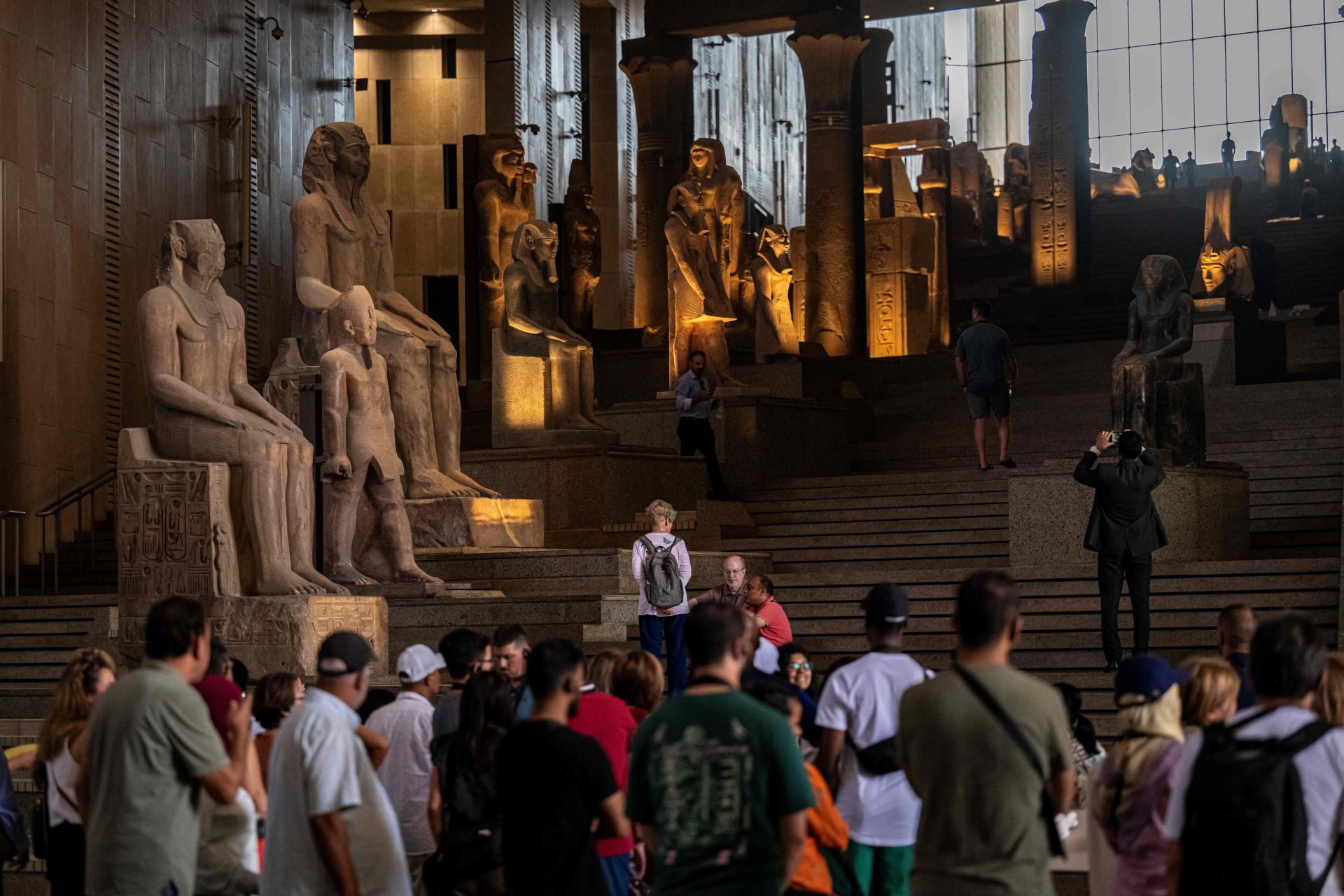 La gran escalera, de seis pisos de altura y con vistas a las pirámides,  muestra  estatuas faraónicas