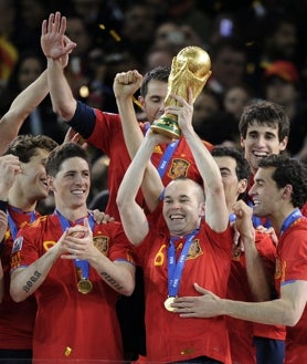 Imagen secundaria 2 - Rafa Nadal, Fernando Alonso e Iniesta con la selección campeona del mundo de fútbol.