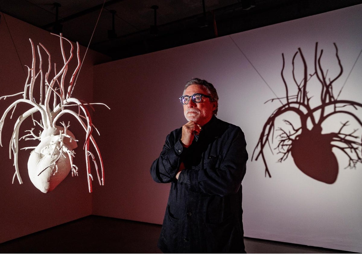 Jaume Plensa, junto a 'The Secret Heart' y la sombra de la obra proyectada en la pared