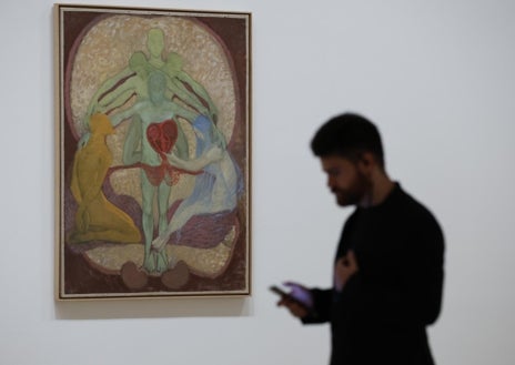 Imagen secundaria 1 - Arriba y sobre estas líneas, obras de Hilma af Klint en el Guggenheim Bilbao