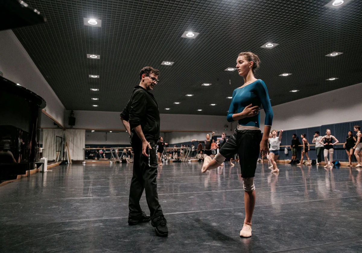 Antonio Castilla, director artístico asociado, durante la clase con una de las bailarinas del San Francisco Ballet