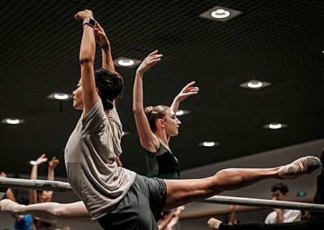 Imagen secundaria 1 - Los bailarines del San Francisco Ballet comienzan cada jornada con una clase de barra y centro.