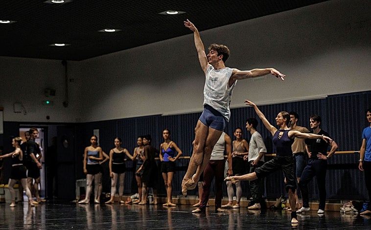 Imagen principal - La clase es fundamental para los bailarines. Es una lección que aprenden desde el primer día que entran en un aula de danza. A la derecha, Antonio Castilla impartiendo la clase